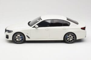 BMW 545e xDrive M-Sport G30 Biały GT Spirit 1:18 GT496 Żywica — zdjęcie 3 z 6