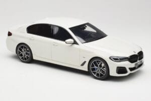 BMW 545e xDrive M-Sport G30 Biały GT Spirit 1:18 GT496 Żywica — zdjęcie 4 z 6