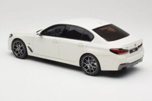 BMW 545e xDrive M-Sport G30 Biały GT Spirit 1:18 GT496 Żywica — zdjęcie 5 z 6