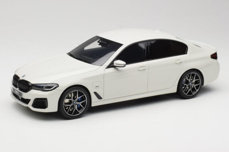 BMW 545e xDrive M-Sport G30 Biały GT Spirit 1:18 GT496 Żywica
