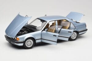 BMW 730i E32 Jasnoniebieski Metallic Minichamps 1:18 100023008 Metal — zdjęcie 2 z 8