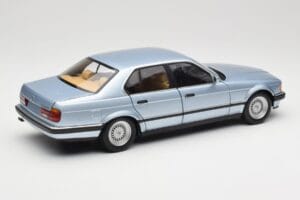 BMW 730i E32 Jasnoniebieski Metallic Minichamps 1:18 100023008 Metal — zdjęcie 3 z 8