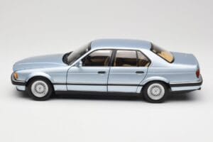 BMW 730i E32 Jasnoniebieski Metallic Minichamps 1:18 100023008 Metal — zdjęcie 4 z 8