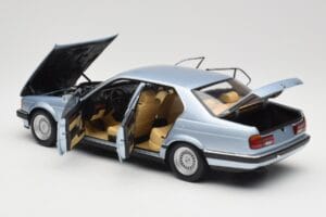 BMW 730i E32 Jasnoniebieski Metallic Minichamps 1:18 100023008 Metal — zdjęcie 5 z 8