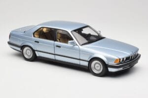 BMW 730i E32 Jasnoniebieski Metallic Minichamps 1:18 100023008 Metal — zdjęcie 6 z 8