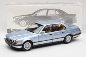 BMW 730i E32 Jasnoniebieski Metallic Minichamps 1:18 100023008 Metal — zdjęcie 8 z 8