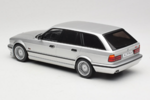 BMW Alpina B10 E34 4.6 Touring Srebrny MCG 1:18 MCG18332MCW Metal — zdjęcie 5 z 6