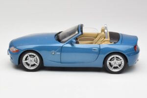 BMW Z4 E85 Maldives Blue Bburago 1:18 34046BLUE Metal — zdjęcie 4 z 8