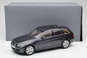 BMW 330i E91 Touring Ciemnoszary Kyosho 1:18 80430394360 Metal — zdjęcie 8 z 8