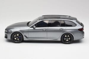 BMW G61 530e M Sport Touring Mineral Szary GT Spirit 1:18 GT485 Żywica — zdjęcie 3 z 6