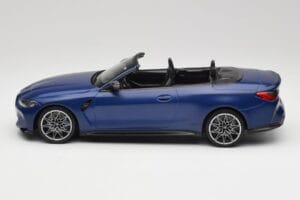 BMW M4 G82 Kabriolet Frozen Portimao Blue Minichamps 1:18 155021030 Metal — zdjęcie 3 z 6