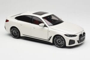 BMW i4 M50 G26 Alpine White Minichamps 1:18 110023011 Metal — zdjęcie 6 z 8