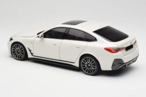 BMW i4 M50 G26 Alpine White Minichamps 1:18 110023011 Metal — zdjęcie 7 z 8