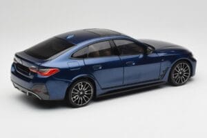 BMW i4 M50 G26 Portimao Blue Minichamps 1:18 110023012 Metal — zdjęcie 3 z 8