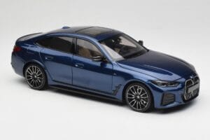 BMW i4 M50 G26 Portimao Blue Minichamps 1:18 110023012 Metal — zdjęcie 6 z 8