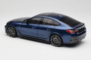 BMW i4 M50 G26 Portimao Blue Minichamps 1:18 110023012 Metal — zdjęcie 7 z 8