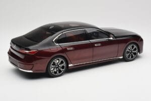 BMW i7 G70 Black & Red Metallic Minichamps 1:18 110023201 Metal — zdjęcie 3 z 8
