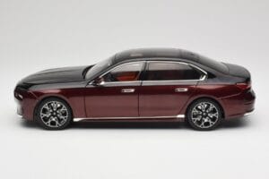 BMW i7 G70 Black & Red Metallic Minichamps 1:18 110023201 Metal — zdjęcie 4 z 8
