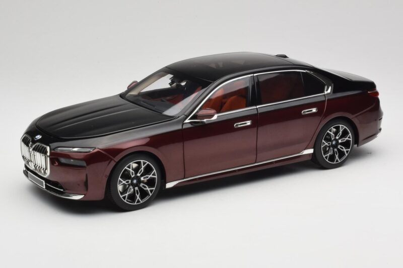 BMW i7 G70 Black & Red Metallic Minichamps 1:18 110023201 Metal