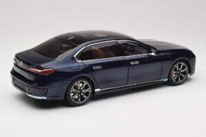BMW i7 G70 Blue Metallic Minichamps 1:18 110023202 Metal — zdjęcie 3 z 8