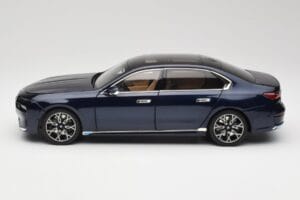 BMW i7 G70 Blue Metallic Minichamps 1:18 110023202 Metal — zdjęcie 4 z 8
