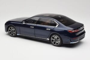 BMW i7 G70 Blue Metallic Minichamps 1:18 110023202 Metal — zdjęcie 7 z 8