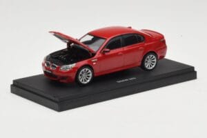 BMW M5 E60 Czerwony Kyosho 1:43 03503R Metal — zdjęcie 3 z 4
