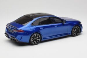 BMW M5 G90 Marina Bay Blue Metallic GT Spirit 1:18 GT507 Żywica — zdjęcie 2 z 6