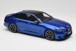 BMW M5 G90 Marina Bay Blue Metallic GT Spirit 1:18 GT507 Żywica — zdjęcie 4 z 6