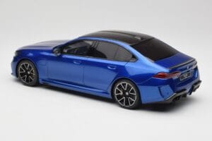 BMW M5 G90 Marina Bay Blue Metallic GT Spirit 1:18 GT507 Żywica — zdjęcie 5 z 6