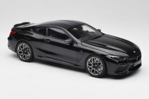 BMW M8 F92 Czarny Szafir Minichamps 1:18 110029021 Metal — zdjęcie 6 z 8