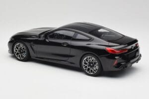 BMW M8 F92 Czarny Szafir Minichamps 1:18 110029021 Metal — zdjęcie 7 z 8