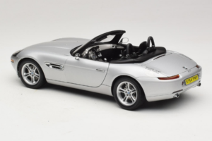 BMW Z8 Srebrny 007 The World Is Not Enough AUTOart 1:18 70511 Metal — zdjęcie 7 z 8