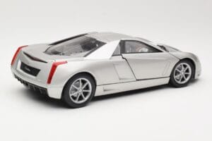 Cadillac Cien Srebrny Hot Wheels 1:18 57296 Metal — zdjęcie 3 z 8