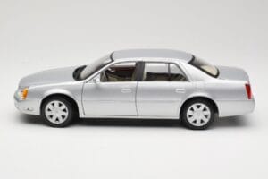 Cadillac DeVille DTS Maisto 1:18 56061 Metal — zdjęcie 4 z 8