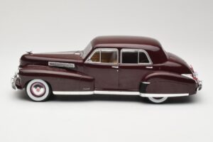Cadillac Fleetwood 60 Special Sedan Czerwony MCG 1:18 MCG18071 Metal — zdjęcie 3 z 6