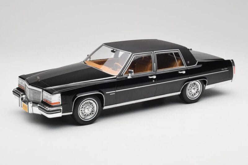 Cadillac Fleetwood Brougham Czarny MCG 1:18 MCG18250 Metal