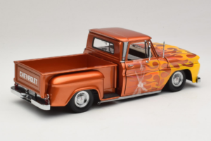Chevrolet C-10 Stepside Pickup Lowrider Pomarańczowy z Płomieniem Sun Star 1:18 1392 Metal — zdjęcie 2 z 6