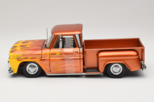 Chevrolet C-10 Stepside Pickup Lowrider Pomarańczowy z Płomieniem Sun Star 1:18 1392 Metal — zdjęcie 3 z 6