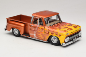 Chevrolet C-10 Stepside Pickup Lowrider Pomarańczowy z Płomieniem Sun Star 1:18 1392 Metal — zdjęcie 4 z 6
