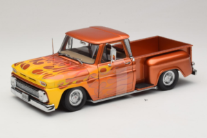 Chevrolet C-10 Stepside Pickup Lowrider Pomarańczowy z Płomieniem Sun Star 1:18 1392 Metal