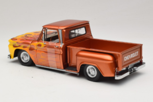Chevrolet C-10 Stepside Pickup Lowrider Pomarańczowy z Płomieniem Sun Star 1:18 1392 Metal — zdjęcie 5 z 6