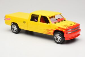 Chevrolet C2500 Silverado Pussy Wagon From Kill Bill Żółty GreenLight 1:18 19015 Metal — zdjęcie 4 z 6