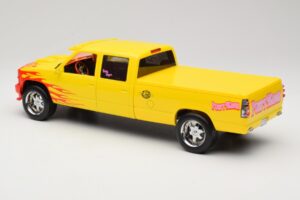 Chevrolet C2500 Silverado Pussy Wagon From Kill Bill Żółty GreenLight 1:18 19015 Metal — zdjęcie 5 z 6