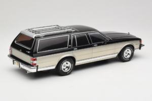 Chevrolet Caprice Estate Wagon Srebrny & Szary MCG 1:18 MCG18478 Metal — zdjęcie 2 z 6
