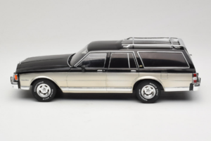 Chevrolet Caprice Estate Wagon Srebrny & Szary MCG 1:18 MCG18478 Metal — zdjęcie 3 z 6