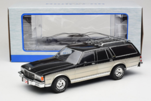 Chevrolet Caprice Estate Wagon Srebrny & Szary MCG 1:18 MCG18478 Metal — zdjęcie 6 z 6