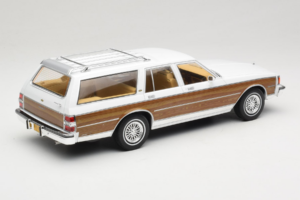 Chevrolet Caprice Estate Wagon Biały MCG 1:18 MCG18475 Metal — zdjęcie 2 z 6