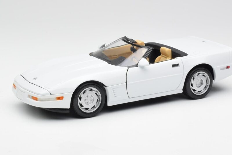 Chevrolet Corvette C4 Kabriolet Biały Maisto 1:18 32830 Metal