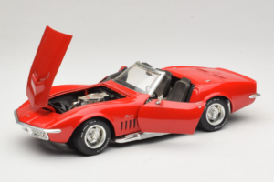 Chevrolet Corvette C3 Kabriolet Czerwony Revell 1:18 8833-P1 Metal — zdjęcie 2 z 8
